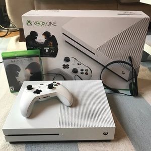 Xbox One with halo 5